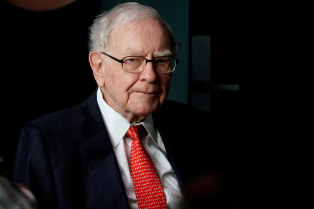 Berkshire Hathaway Amasses Record $277 Billion Cash Reserve