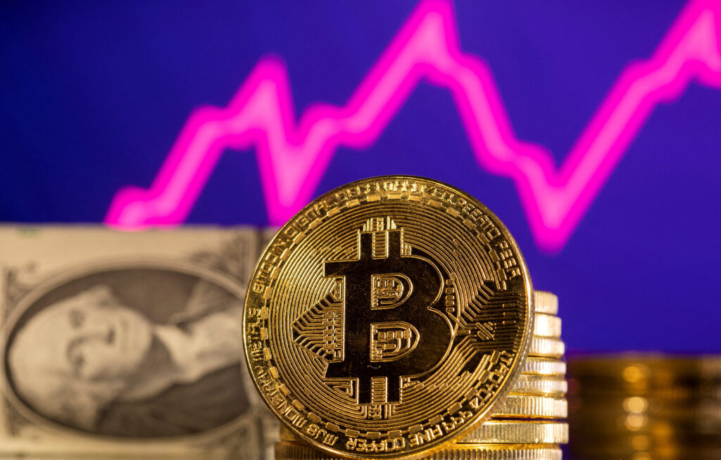 Bitcoin Faces Weekend Volatility as ETFs Drain Liquidity