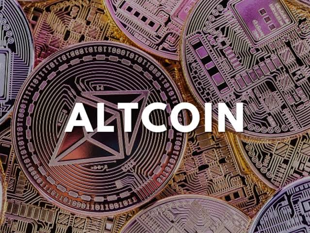 Analyst Warns of Altcoin Correction After Q4 Rally