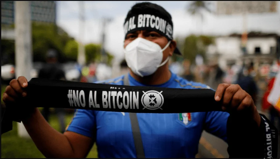 El Salvadorean retirees demonstrate against the use of Bitcoin