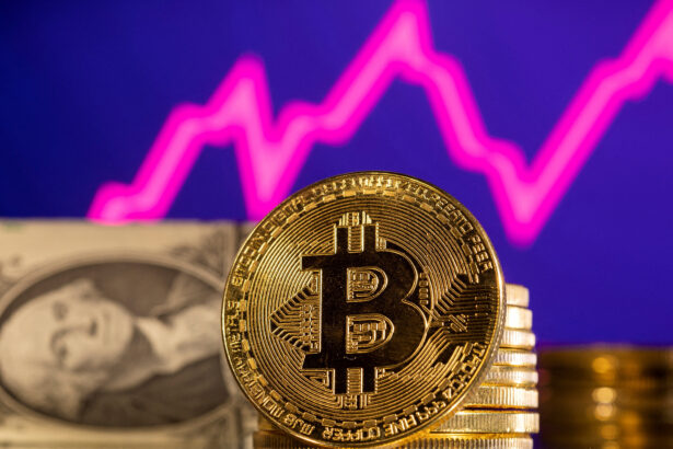 Bitcoin Faces Weekend Volatility as ETFs Drain Liquidity